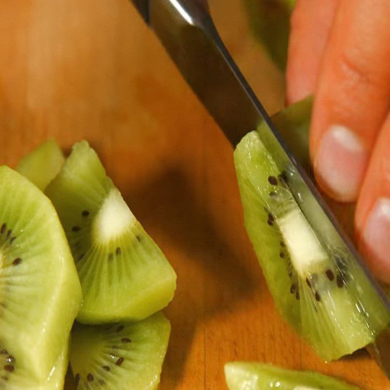 Step 1 Prepare the ingredients for Kiwi and Apple Salad
