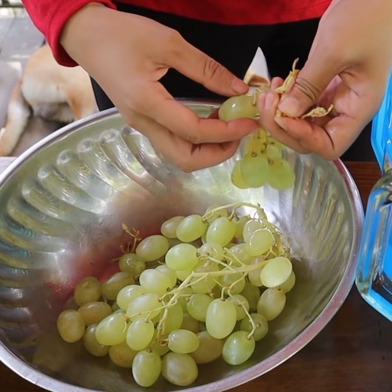 Step 1 Prepare Dandelion and Green Grapes for Dandelion Green Grape Juice