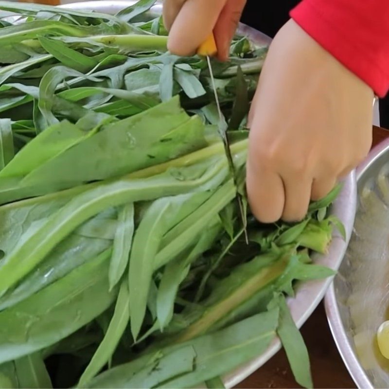 Step 1 Prepare Dandelion and Green Grapes for Dandelion Green Grape Juice
