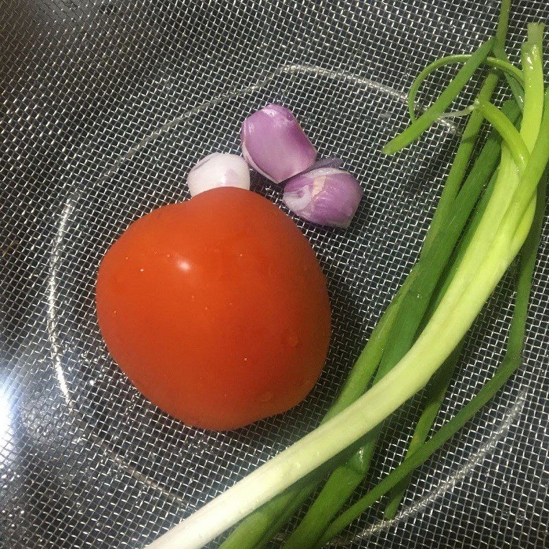 Step 1 Prepare the ingredients for Tomato Egg Soup (cloud soup)
