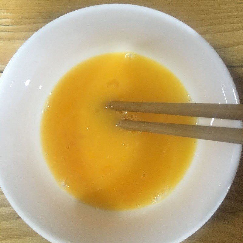 Step 1 Prepare the ingredients for Tomato Egg Soup (cloud soup)