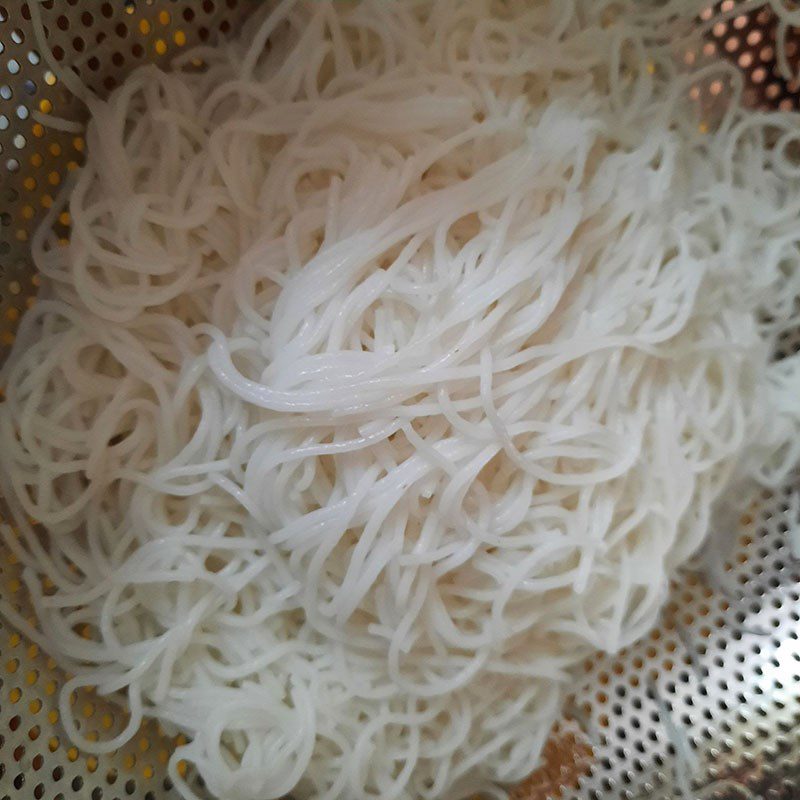 Step 1 Prepare the ingredients for Dry Vermicelli with Shrimp