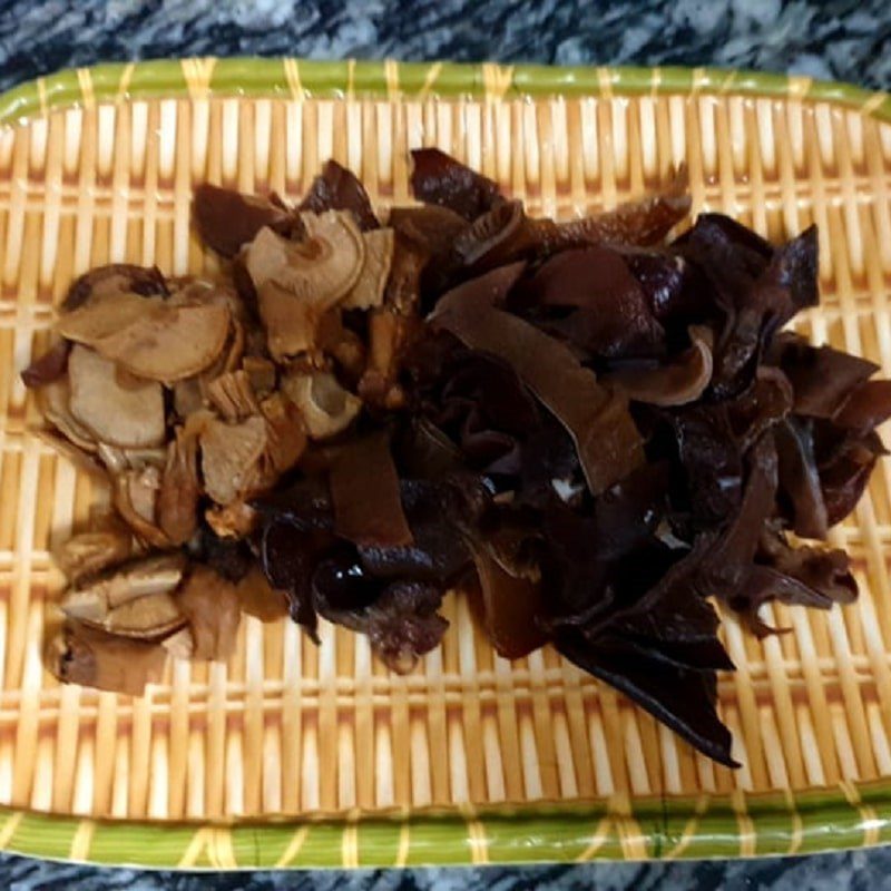 Step 2 Prepare other ingredients Chicken cooked with wood ear mushrooms, shiitake mushrooms