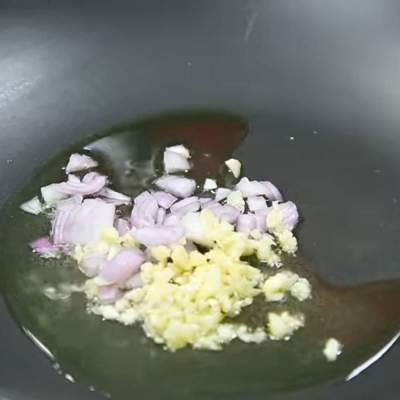 Step 3 Stir-fry bamboo shoots for spicy beef tendon hot pot