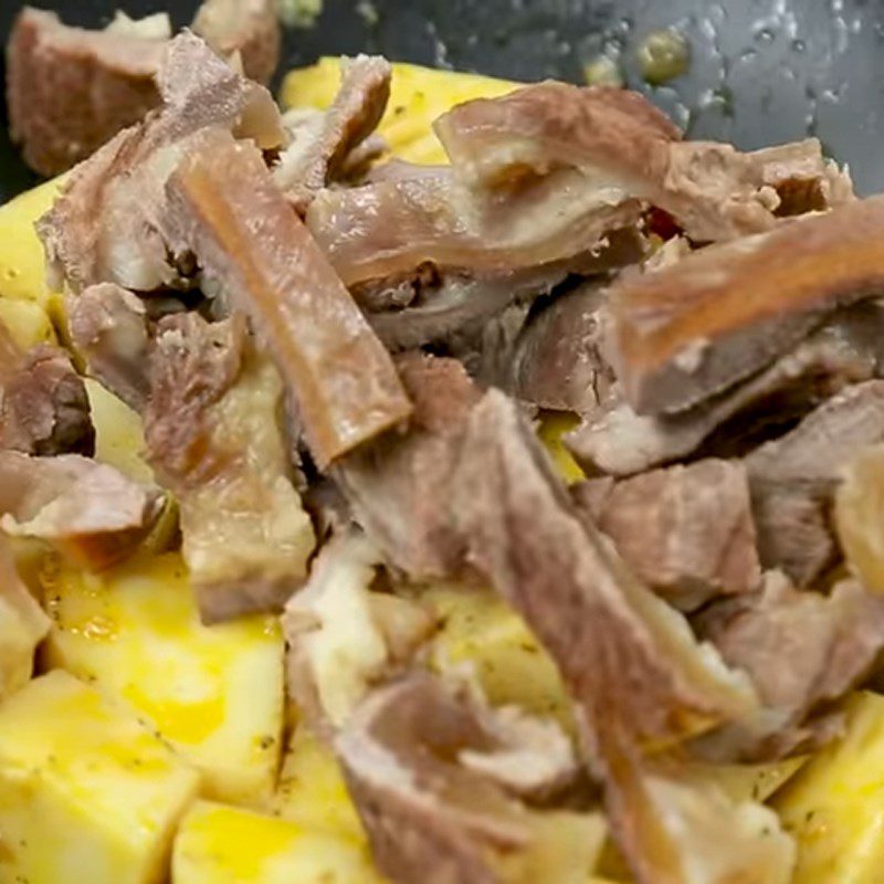 Step 3 Stir-fry bamboo shoots for spicy beef tendon hot pot