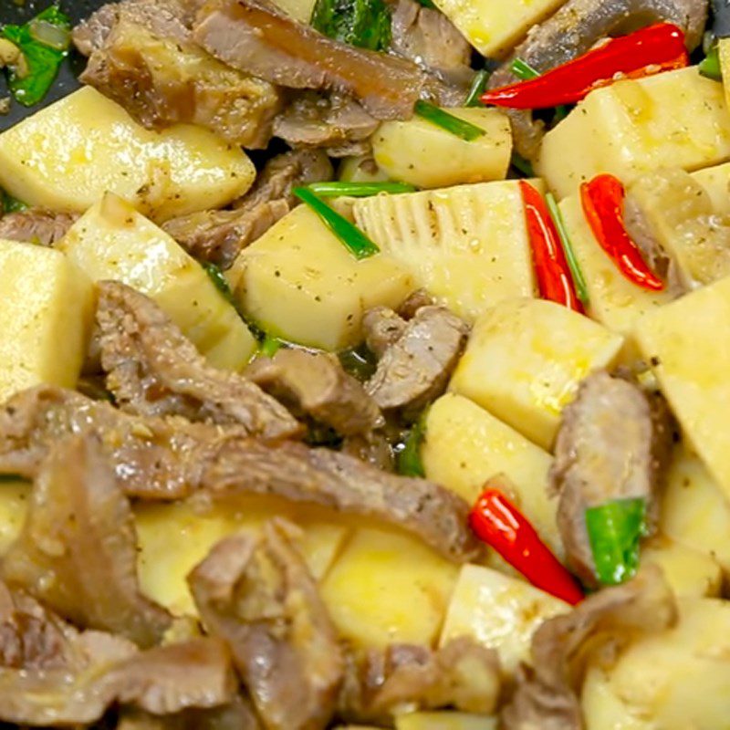 Step 3 Stir-fry bamboo shoots for spicy beef tendon hot pot