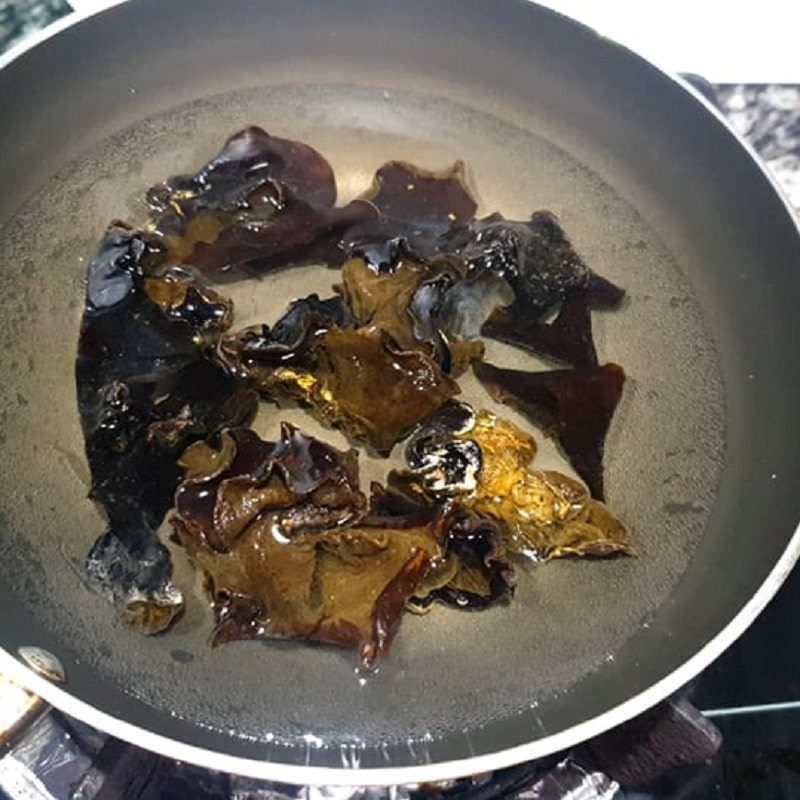 Step 2 Prepare other ingredients Chicken cooked in jelly with wood ear mushrooms and shiitake mushrooms
