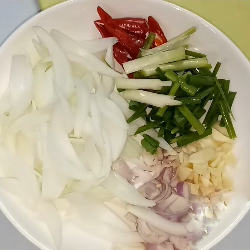 Step 4 Preparing the additional ingredients for fried stingray with fish sauce