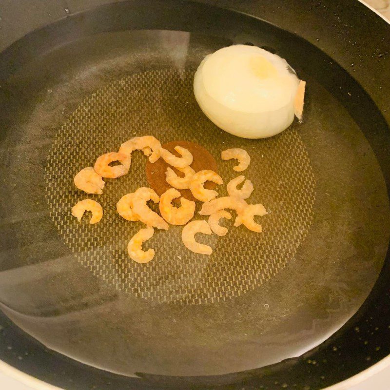 Step 1 Prepare the ingredients and simmer the bones for Dry Noodles with Hu Tieu (recipe shared by a user)