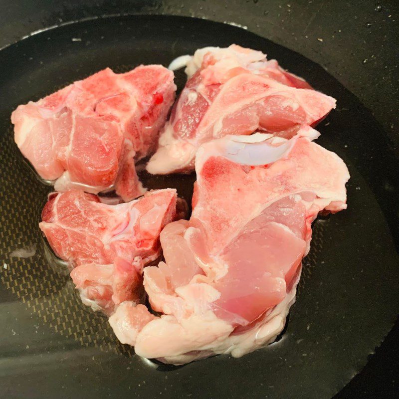 Step 1 Prepare the ingredients and simmer the bones for Dry Noodles with Hu Tieu (recipe shared by a user)