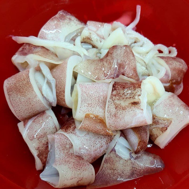 Step 1 Prepare Ingredients and Marinate Squid Steamed Squid with Guava Leaves