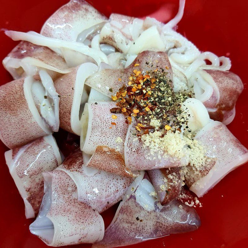Step 1 Prepare Ingredients and Marinate Squid Steamed Squid with Guava Leaves