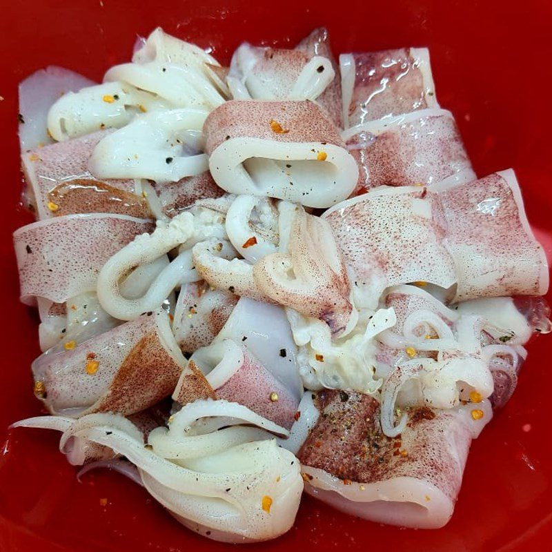 Step 1 Prepare Ingredients and Marinate Squid Steamed Squid with Guava Leaves