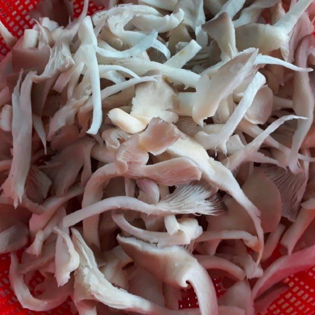 Step 1 Prepare the ingredients for Vegetarian Turmeric Noodles (Recipe shared by Tiktok Vegetarian Kitchen XANH)