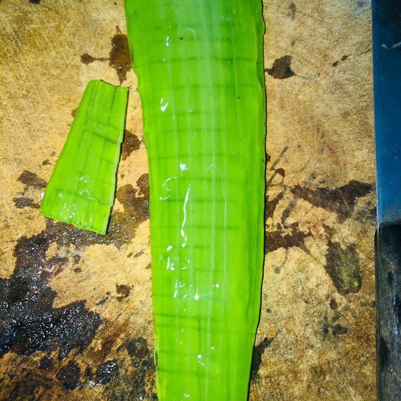Step 1 Prepare aloe vera for Aloe Vera Yogurt Cheese