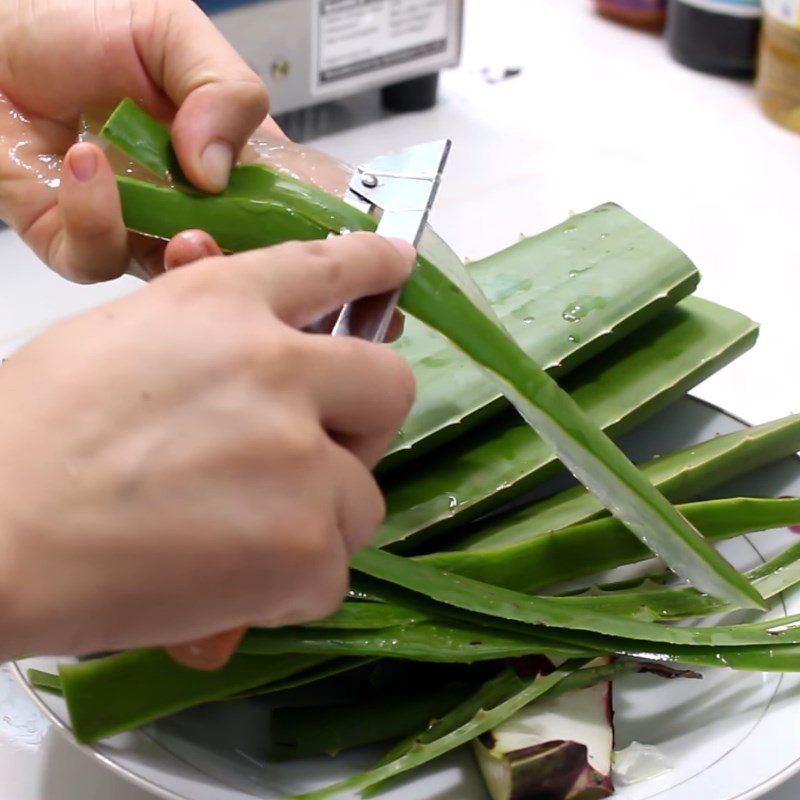 Step 2 Preparing aloe vera Aloe vera black bean dessert