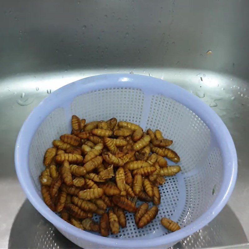 Step 1 Prepare the larvae Stir-fried larvae with butter and garlic