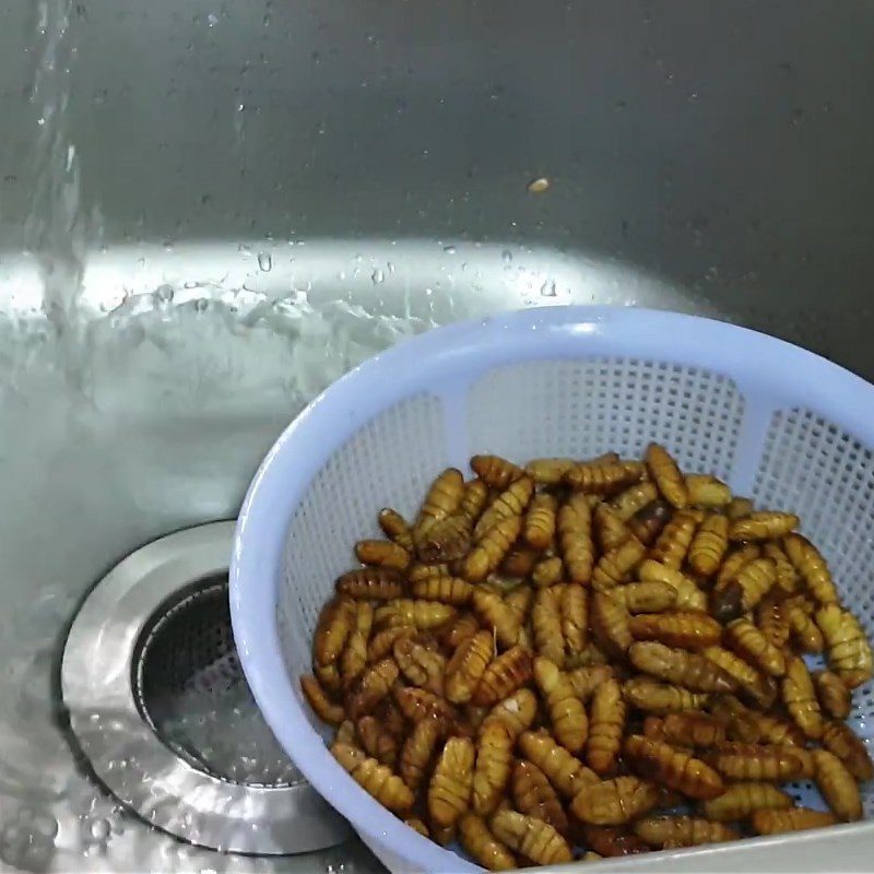 Step 1 Prepare the larvae Stir-fried larvae with butter and garlic
