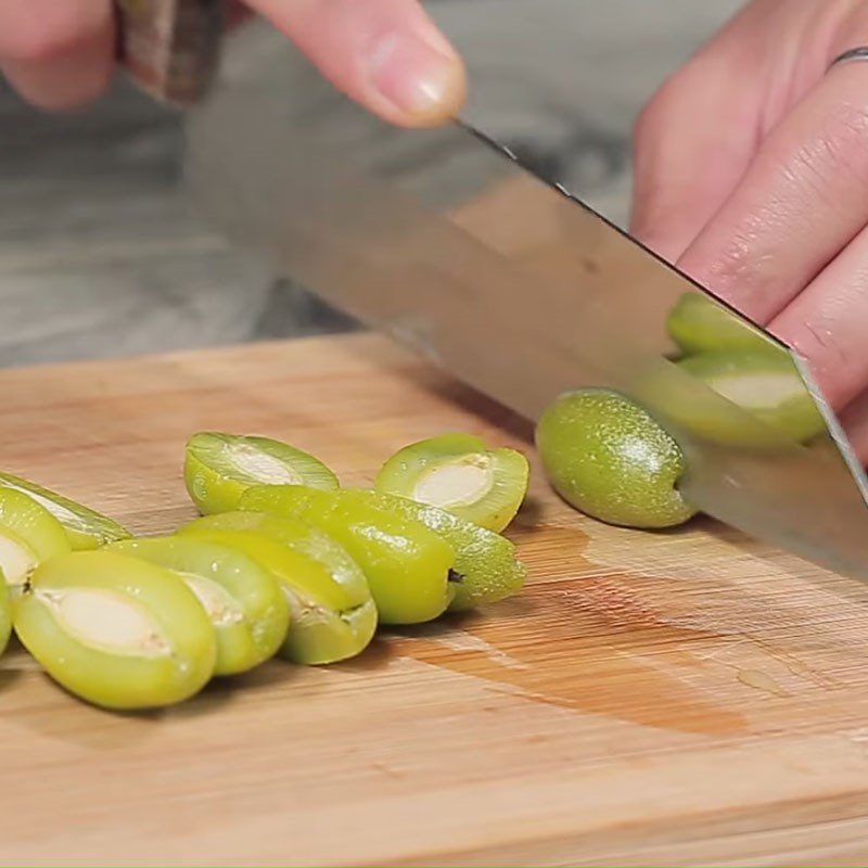 Step 1 Prepare the sour starfruit with chili salt