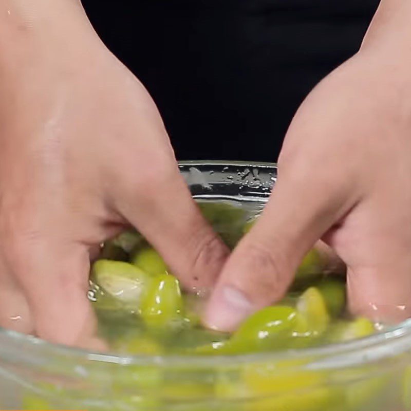 Step 1 Prepare the sour starfruit with chili salt