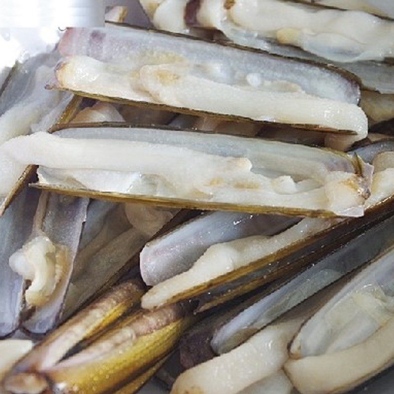Step 1 Preparing the razor clams Grilled Razor Clams with Satay