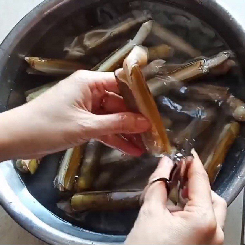 Step 1 Preparing the razor clams Grilled Razor Clams with Satay