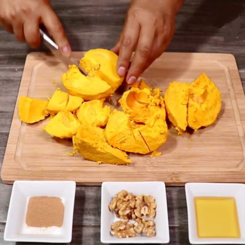 Step 1 Prepare the kiwi pears for Pear Kiwi Walnut Smoothie