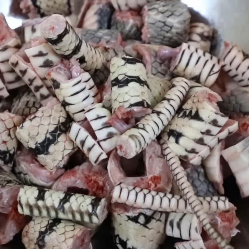 Step 1 Prepare the Snake for Snake Hotpot with Lemongrass