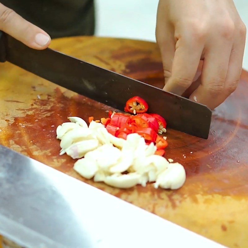 Step 1 Prepare vegetables for braised beef brisket with five fruits