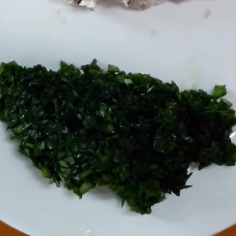 Step 3 Preparing water spinach Sea crab porridge water spinach
