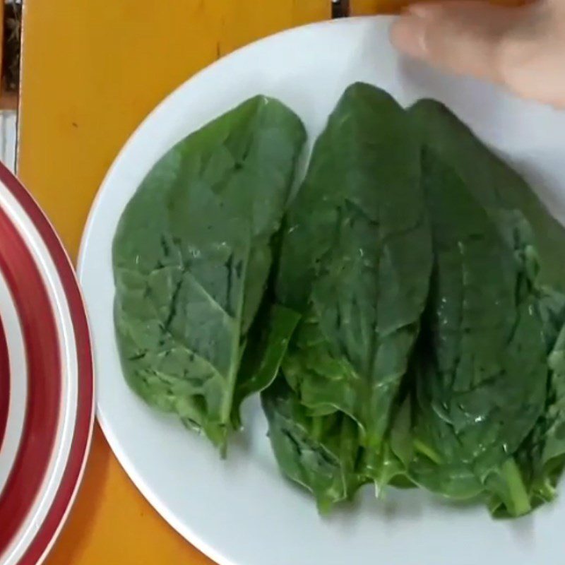 Step 3 Preparing water spinach Sea crab porridge water spinach
