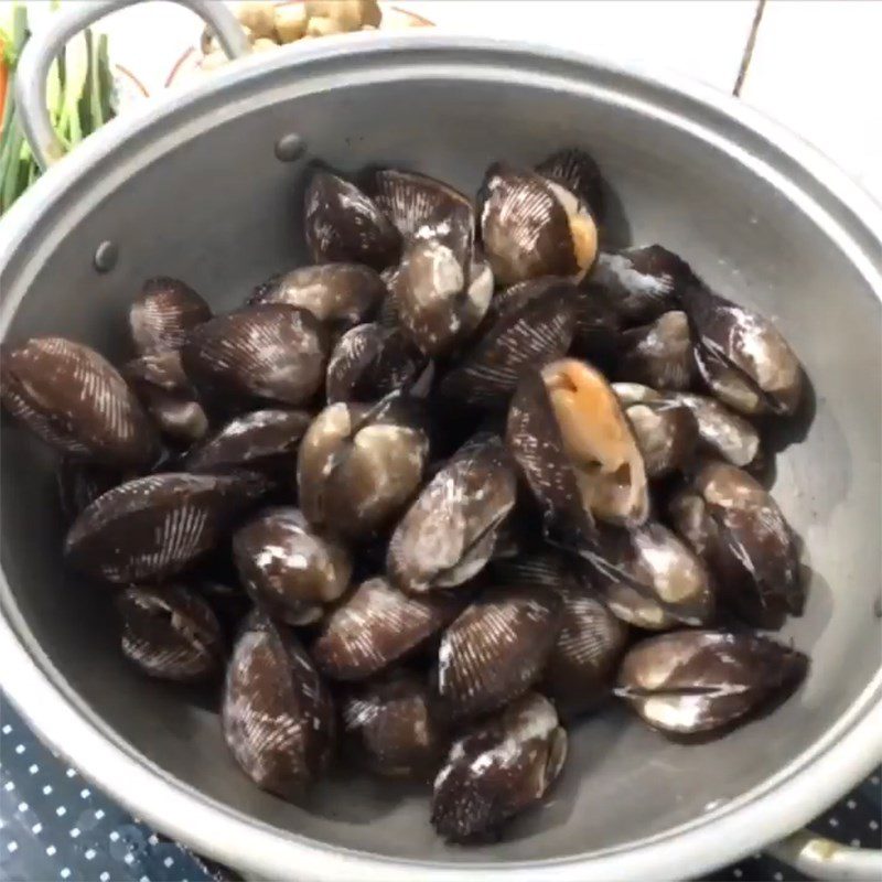 Step 1 Preparing clams for clam porridge