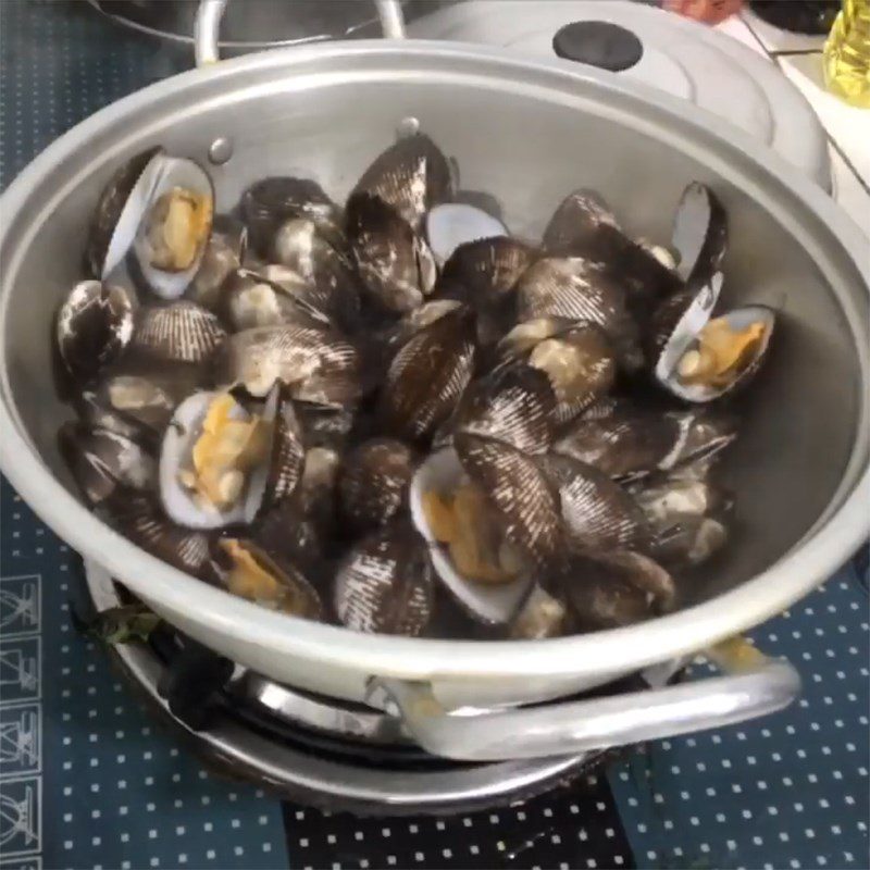 Step 1 Preparing clams for clam porridge