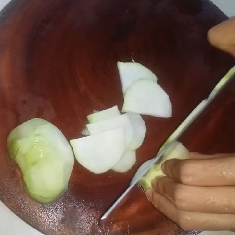 Step 1 Prepare kohlrabi Stir-fried kohlrabi with tomatoes