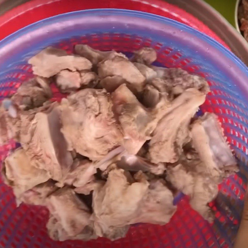 Step 1 Prepare the pork ribs for Pork rib noodles with vegetables