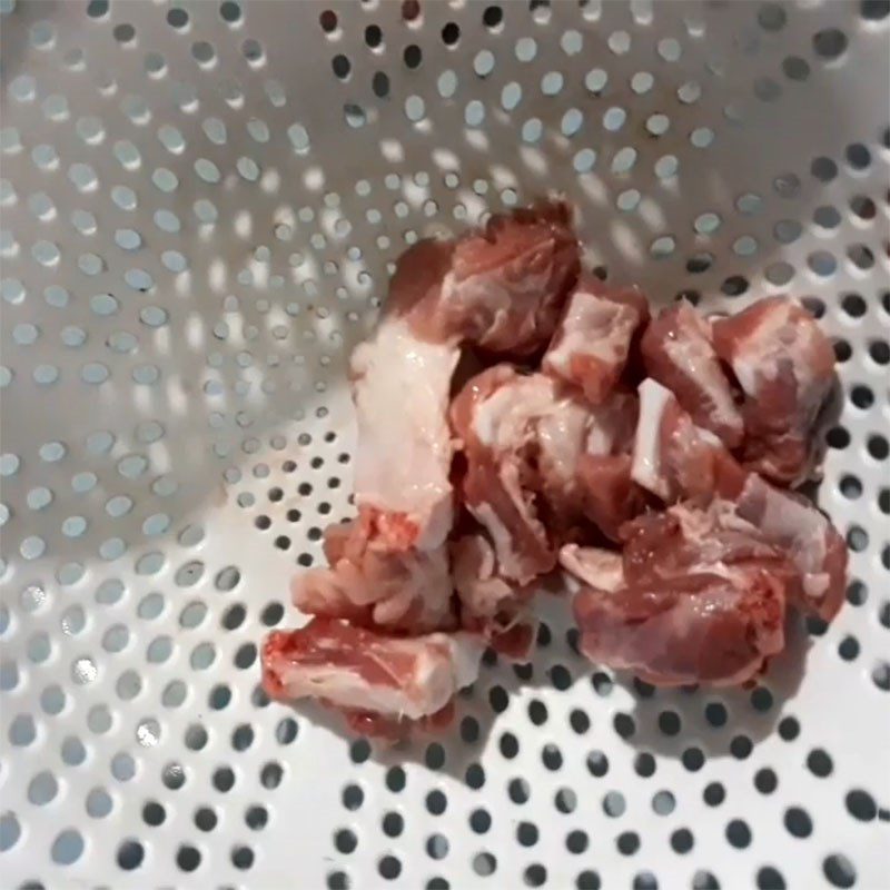 Step 1 Prepare the pork ribs for the sweet potato soup