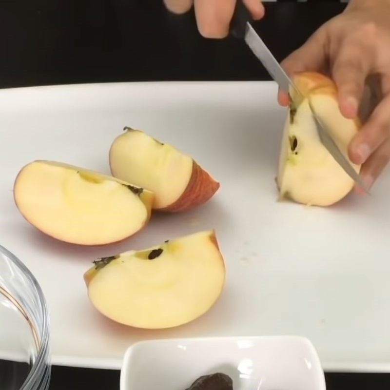 Step 1 Prepare the apples for Apple Oatmeal Smoothie