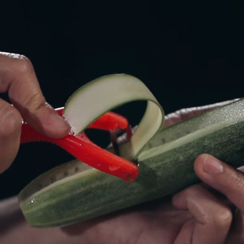 Step 1 Prepare apples, cucumbers, and other ingredients for apple cucumber detox water