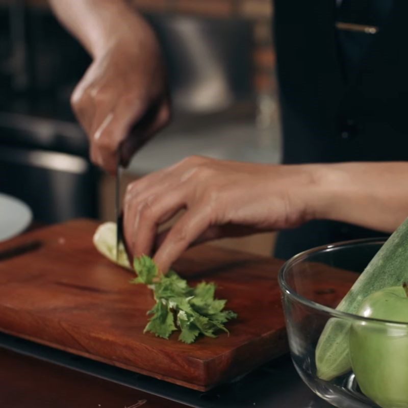 Step 1 Prepare apples, cucumbers, and other ingredients for apple cucumber detox water