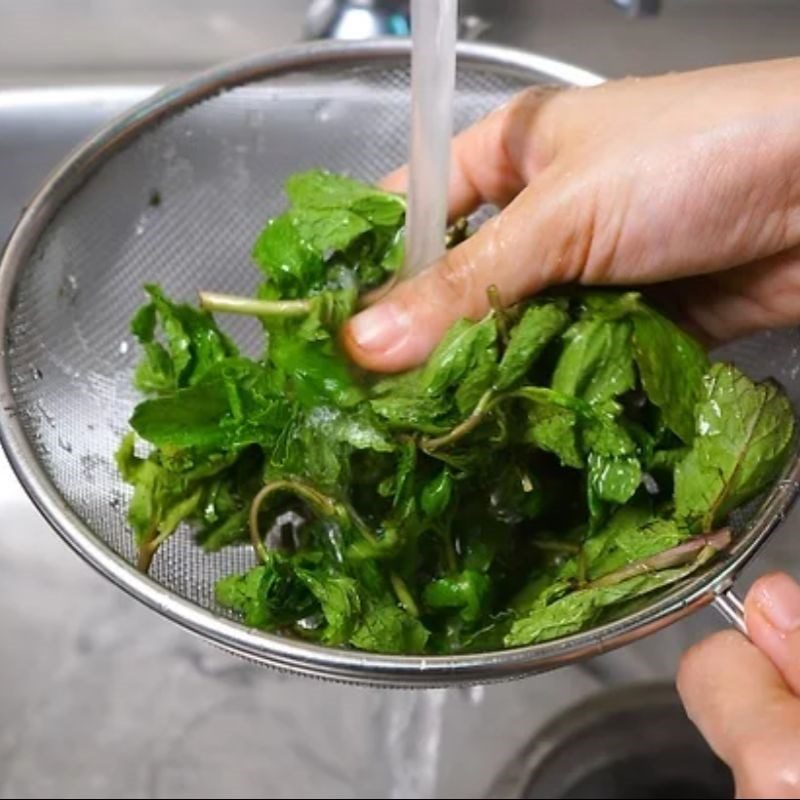 Step 1 Prepare the apple and mint for Apple Cinnamon Mint Detox Water