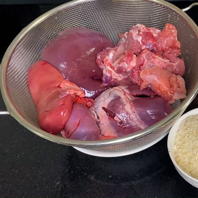 Step 1 Prepare pig's offal for Tieu porridge