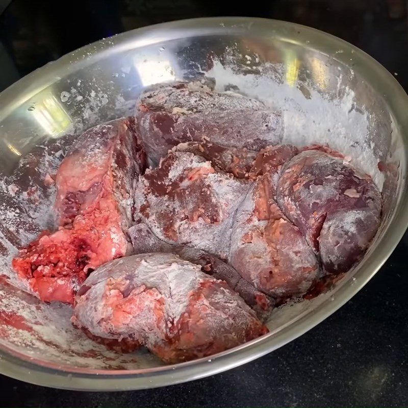 Step 1 Prepare pig's offal for Tieu porridge