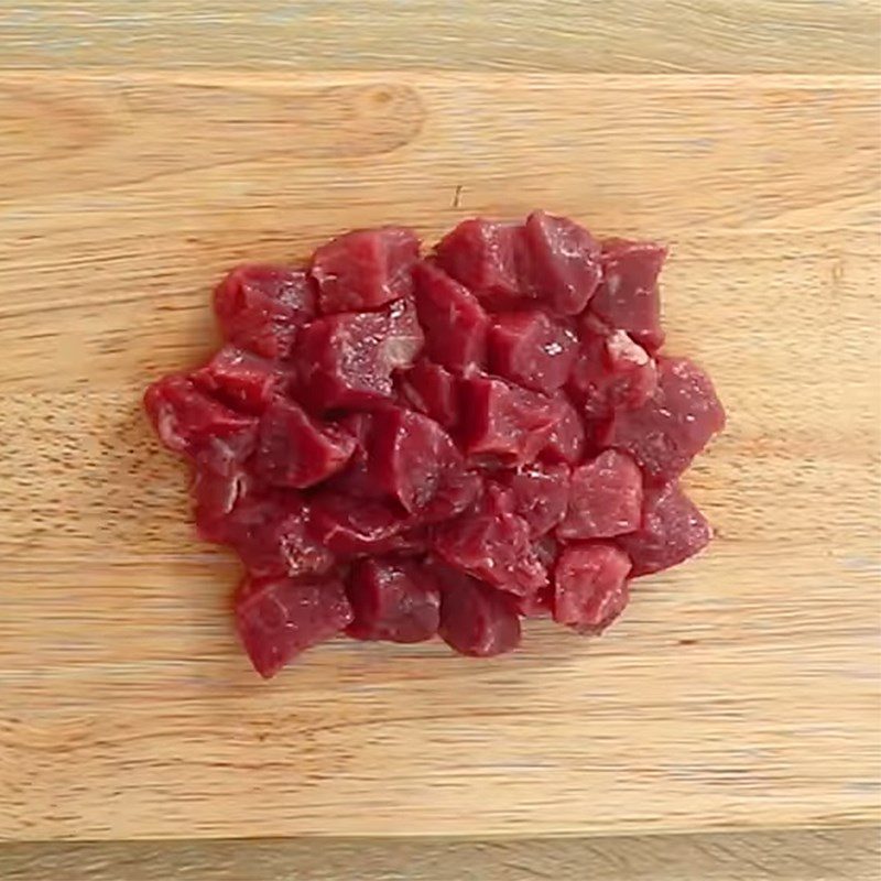 Step 1 Prepare the beef Beef stew with pumpkin and lotus seeds