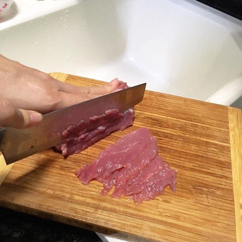 Step 1 Prepare the beef for Beef Knotweed Porridge