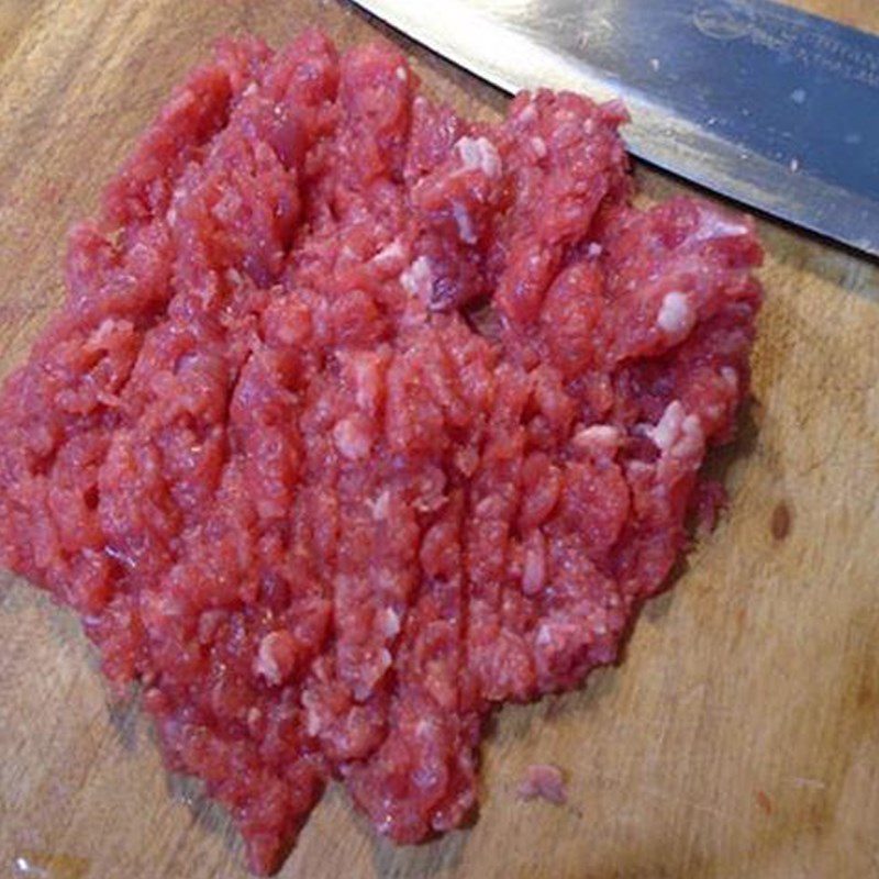 Step 1 Prepare the beef for Beef Knotweed Porridge