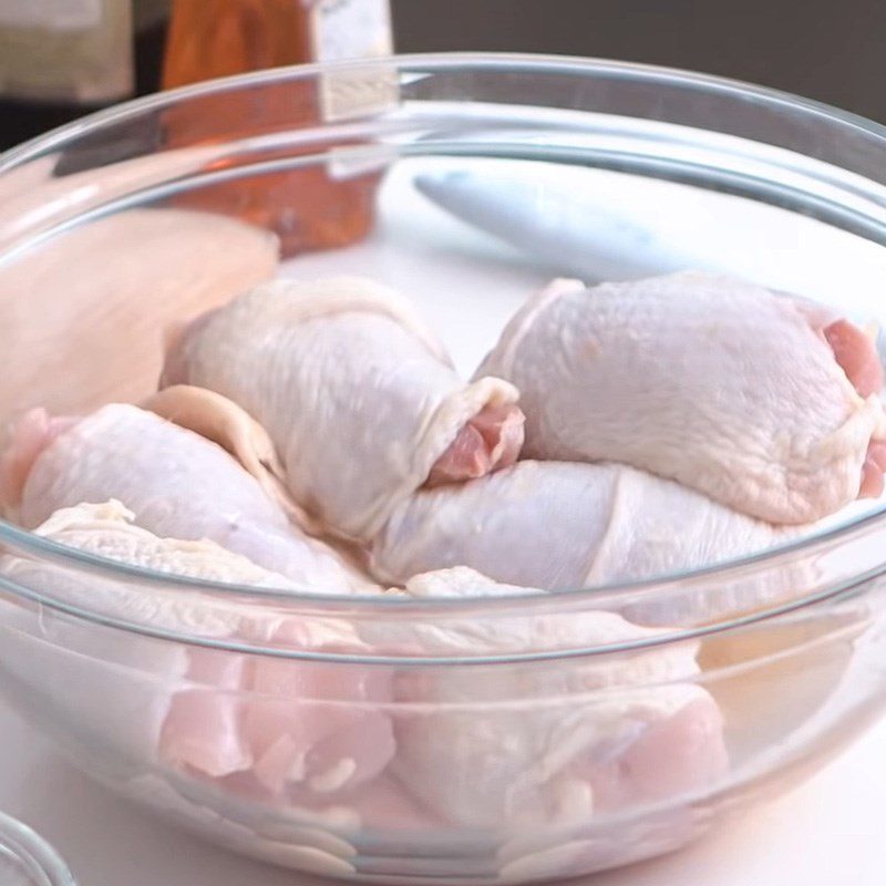 Step 1 Prepare the chicken for Garlic and Honey Pan-fried Chicken