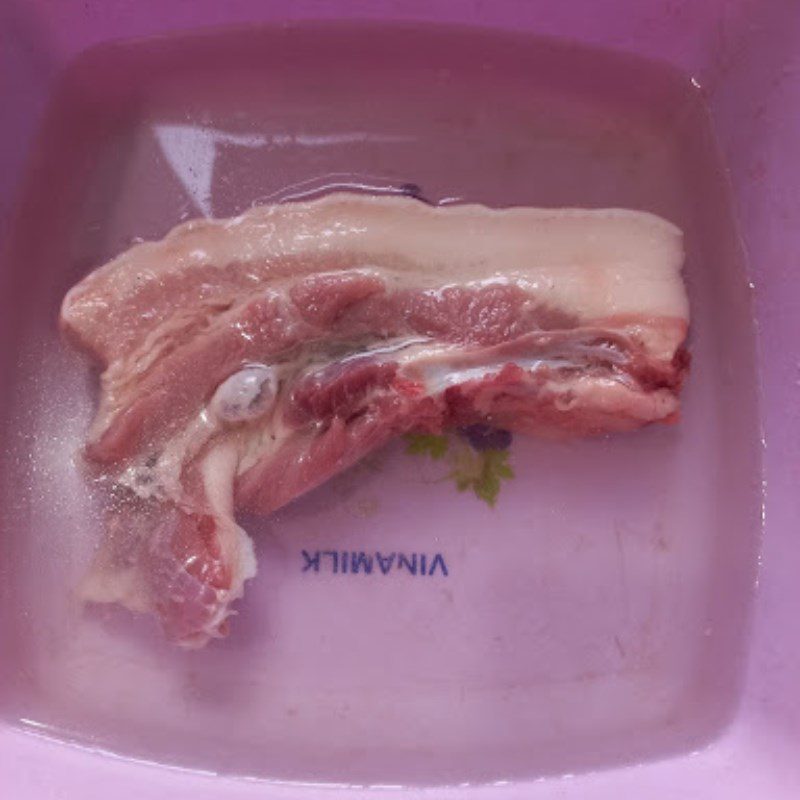 Step 1 Preparing the pork for stir-fried pork with napa cabbage