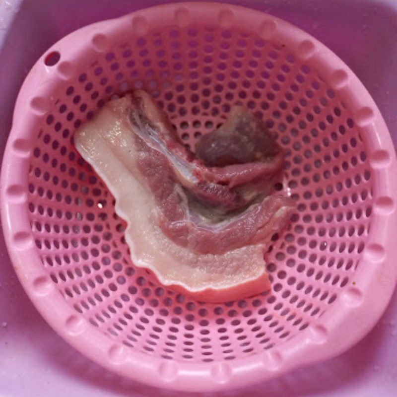Step 1 Preparing the pork for stir-fried pork with napa cabbage