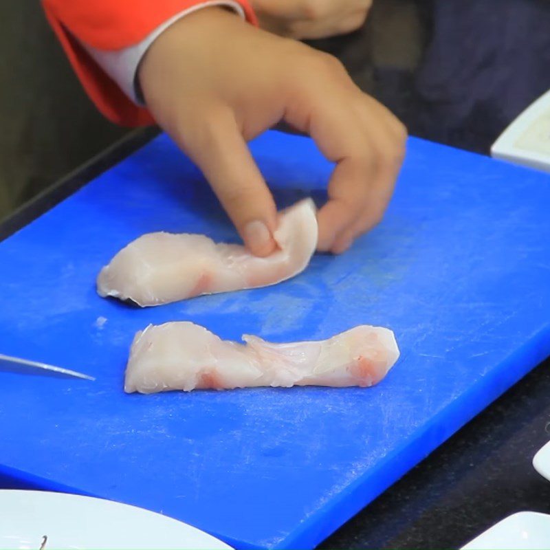 Step 2 Prepare meat and seafood for mixed tom yum hot pot