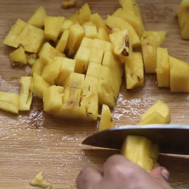 Step 2 Prepare the pineapple for Pineapple (Thơm) Chia Seed Smoothie